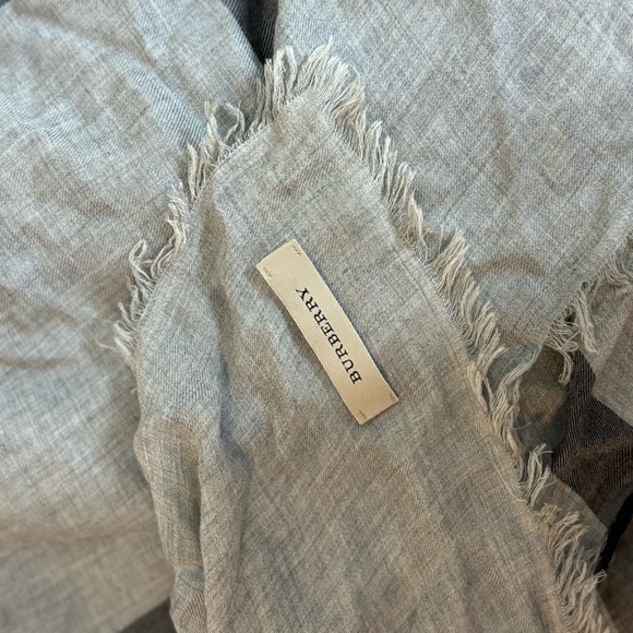 Burberry Scarf - Picture 4 of 5